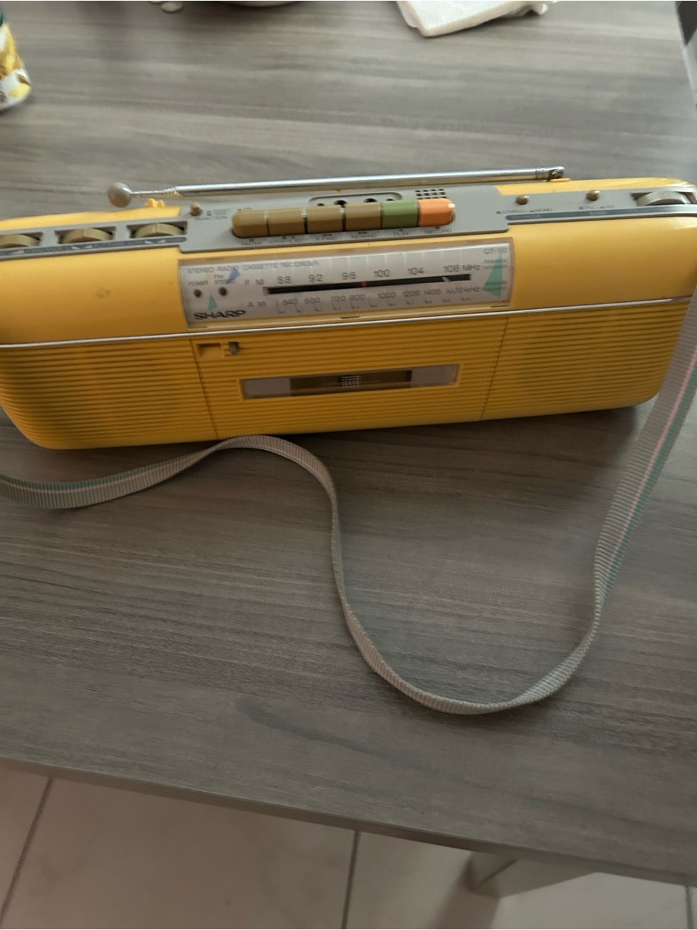 Vintage Sharp Q-50 (Y) Yellow Retro Portable AM/FM Radio Cassette Player - Picture 5 of 7